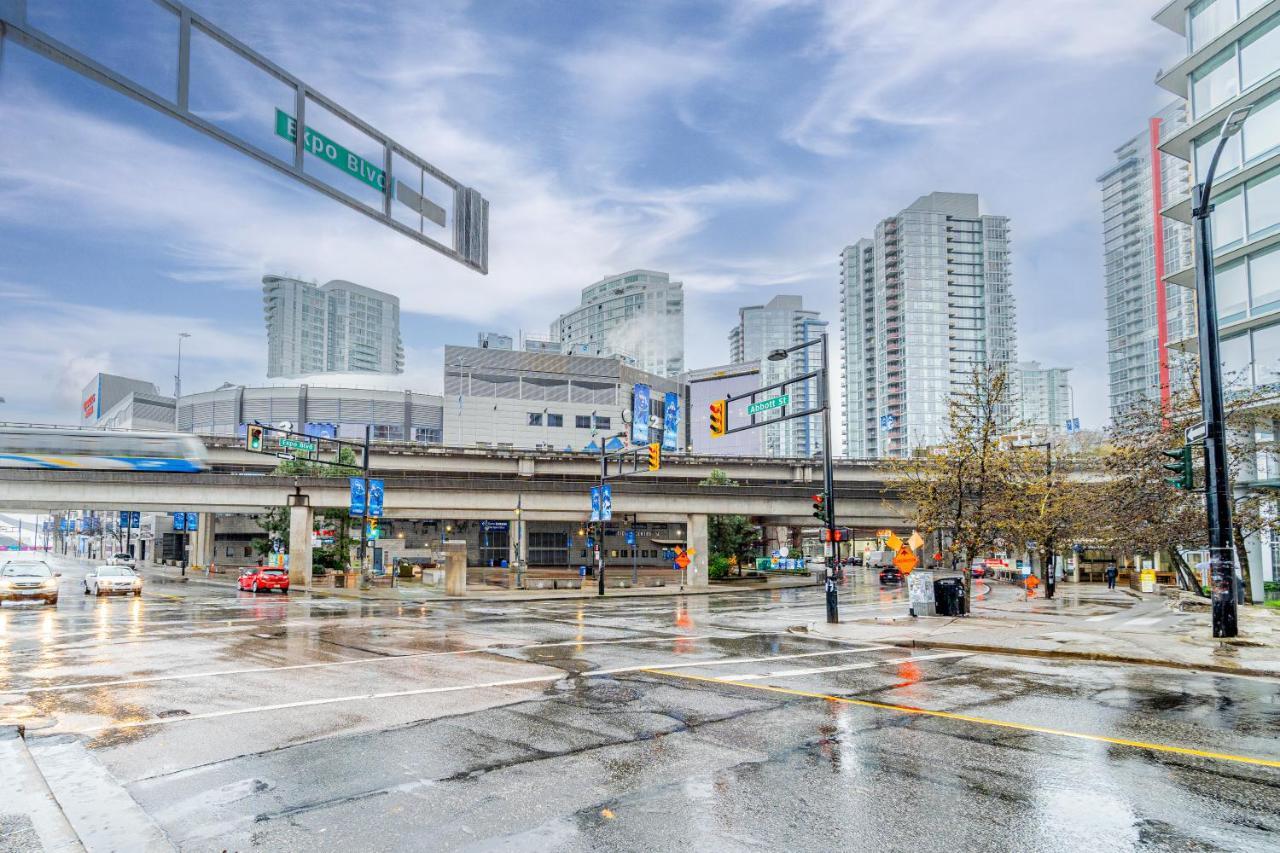 Amazing Views ! Leather Furniture ! Cozy Condo! Vancouver Luaran gambar